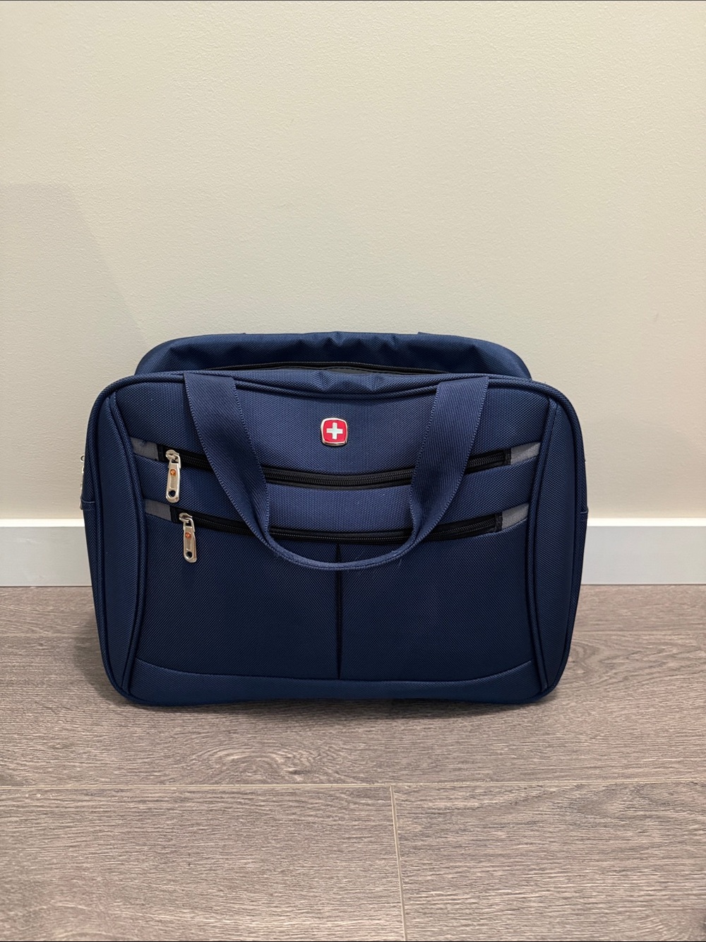 NWOT SwissGear Navy Laptop Travel Bag with Red Logo Accent